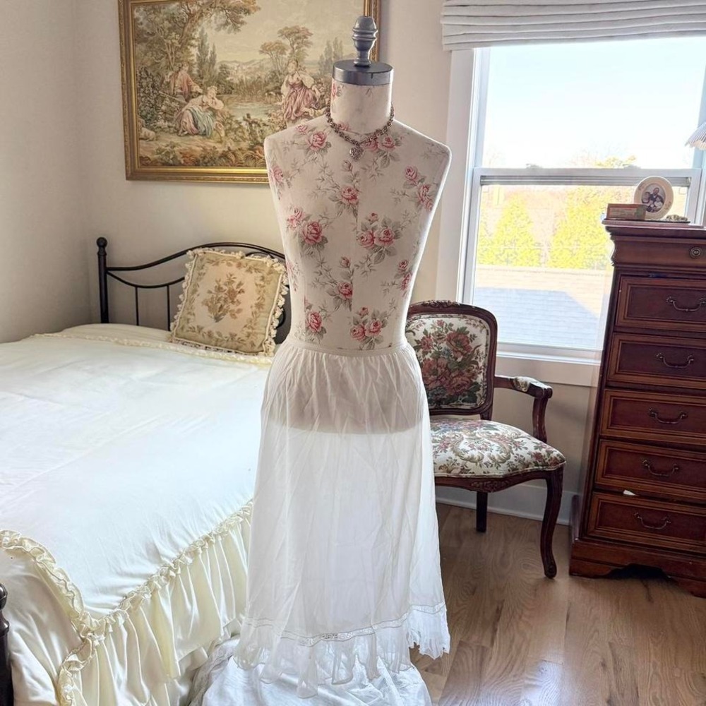 white ruffle slip‎ skirt  70s white slip skirt Seamprufe size large